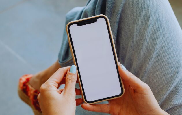 スマートフォンを使う女性