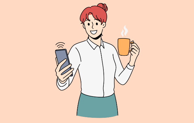 余裕でスマホを見る女性