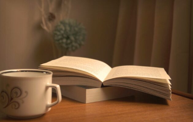 本とカップ