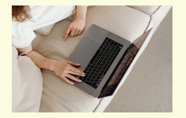 PCで検索する女性